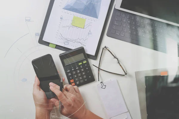 Vista superior de la mano del hombre de negocios que trabaja con las finanzas sobre el costo de un — Foto de Stock