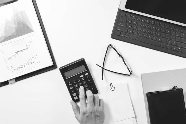 Vista superior de la mano del hombre de negocios que trabaja con las finanzas sobre el costo de un — Foto de Stock