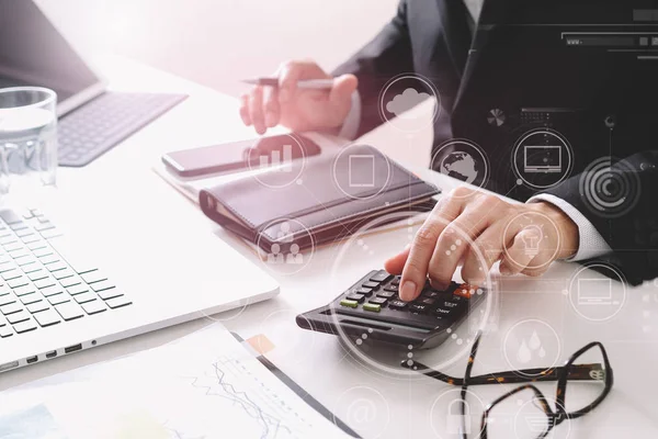 Zakenman hand werken met Financiën over kosten en rekenmachine — Stockfoto