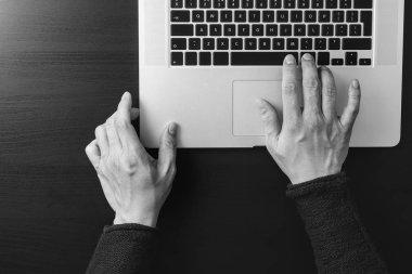 Siber güvenlik kavramı Internet ve ağ. İşadamı el 