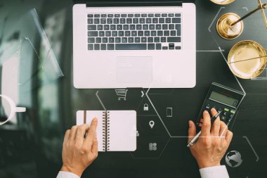 Adalet ve hukuk concept.businessman veya avukat veya muhasebeci çalışma