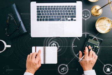 Adalet ve hukuk concept.businessman veya avukat veya muhasebeci çalışma