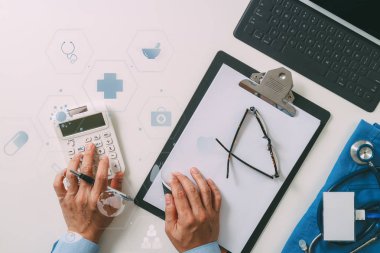 Üstten Görünüm sağlık masrafları ve ücretleri kavramının. Akıllı doct el