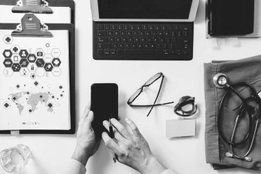 cep telefonu ve l Çalışma akıllı tıp doktoru Üstten Görünüm