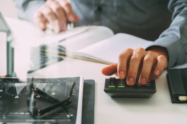 işadamı el mali konularda maliyet ve hesap makinesi ile çalışma