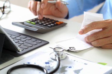 Sağlık masrafları ve ücretleri kavramı. Bir ca akıllı doktor el kullanılan