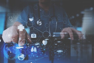 Akıllı doktor el modern modern dizüstü bilgisayar ile çalışma 