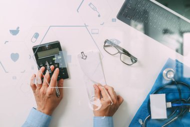 Üstten Görünüm sağlık masrafları ve ücretleri kavramının. Akıllı doct el