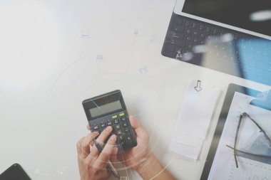 mali konularda maliyet ile çalışan işadamı el görünümünü en iyi bir