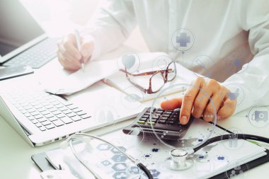 Sağlık masrafları ve ücretleri kavramı. Bir ca akıllı doktor el kullanılan