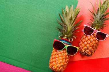 Yaz ve tatil kavramı. Hipster ananas moda aksesuarları