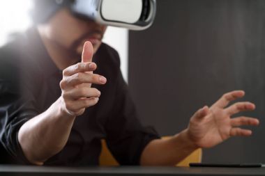 sanal gerçeklik giyen işadamı modern ofis zekâ gözlükler