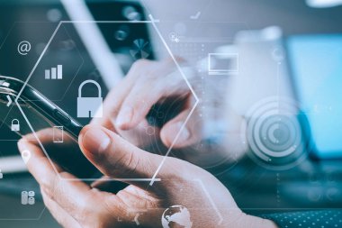 akıllı telefon ve laptop çalışma iş adamı el yakın çekim