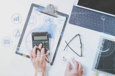 mali konularda maliyet ile çalışan işadamı el görünümünü en iyi bir