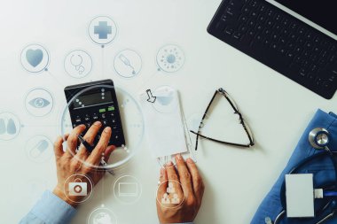 Üstten Görünüm sağlık masrafları ve ücretleri kavramının. Akıllı doct el