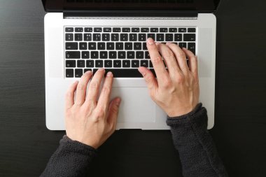 tipik dizüstü bilgisayar ile klavye üzerinde işadamı Üstten Görünüm 