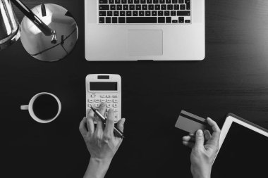 Internet alışveriş kavramı. Üstten Görünüm el hesaplaması ile çalışma