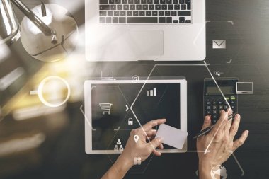 Internet alışveriş kavramı. Üstten Görünüm el hesaplaması ile çalışma