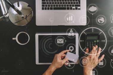 Internet alışveriş kavramı. Üstten Görünüm el hesaplaması ile çalışma