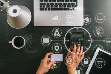 Internet alışveriş kavramı. Üstten Görünüm el hesaplaması ile çalışma