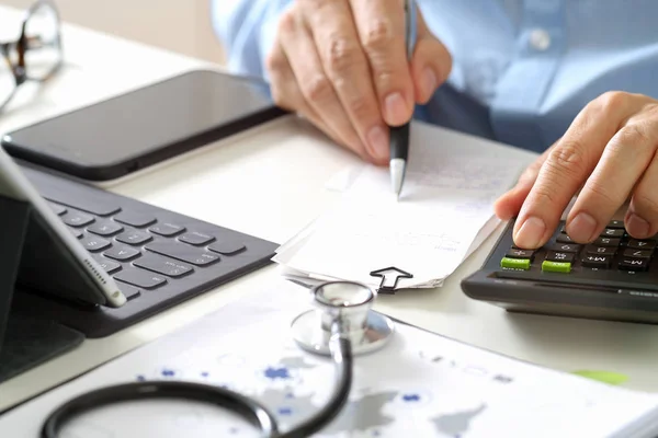 Gesundheitskosten und Honorarkonzept. Hand des smarten Arztes verwendet eine ca. — Stockfoto