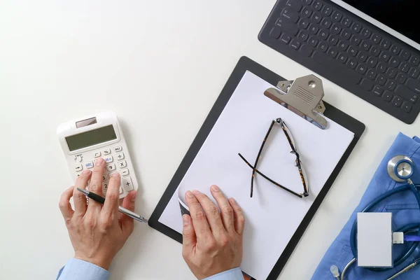 Bovenaanzicht van gezondheidszorg kosten en honoraria concept. Hand van slimme Docto — Stockfoto