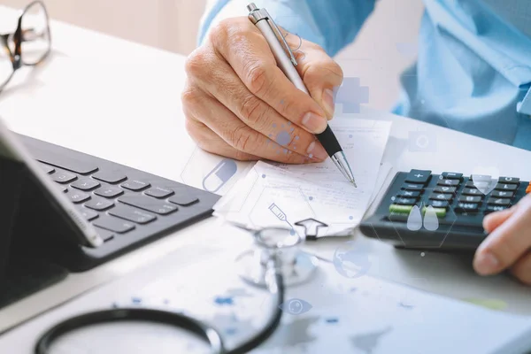 Custos de cuidados de saúde e taxas concept.Hand de médico inteligente usado um ca — Fotografia de Stock