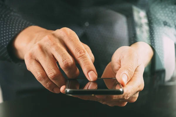 Működik a mobil telefon a modern üzletember kéz közelről — Stock Fotó