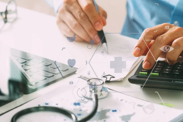 Healthcare costs and fees concept.Hand of smart doctor used a ca — Stock Photo, Image
