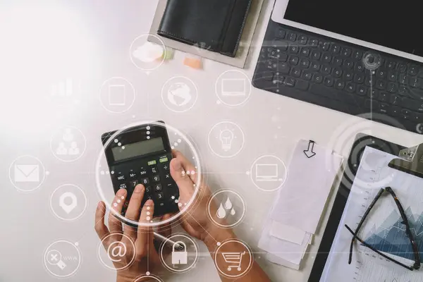 Weergave van zakenman hand werken met Financiën over kosten bovenaan een — Stockfoto