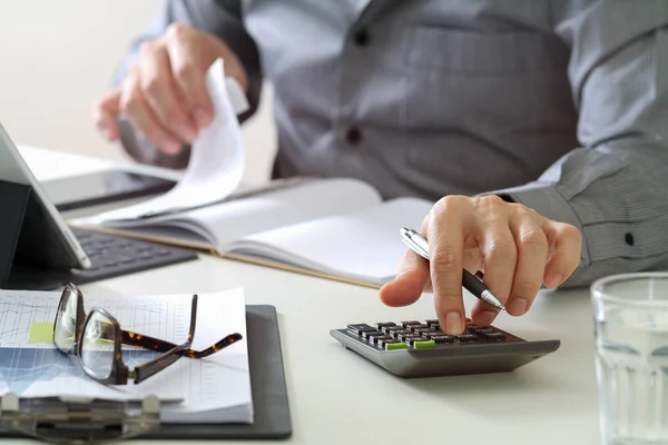 Hombre de negocios mano trabajando con las finanzas sobre el costo y la calculadora — Foto de Stock