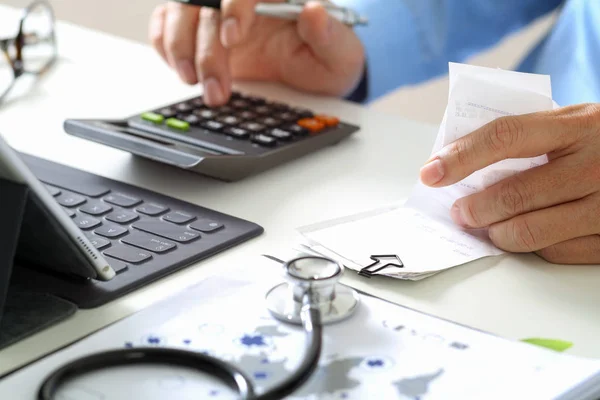 Custos de cuidados de saúde e taxas concept.Hand de médico inteligente usado um ca — Fotografia de Stock