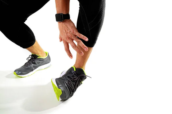 Sportivul alergător care ține glezna în durere cu articulația răsucită ruptă — Fotografie, imagine de stoc