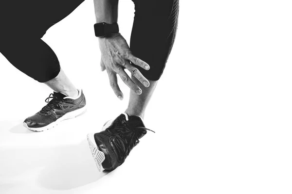 Deportista corredor sosteniendo el tobillo con dolor con articulación torcida rota —  Fotos de Stock