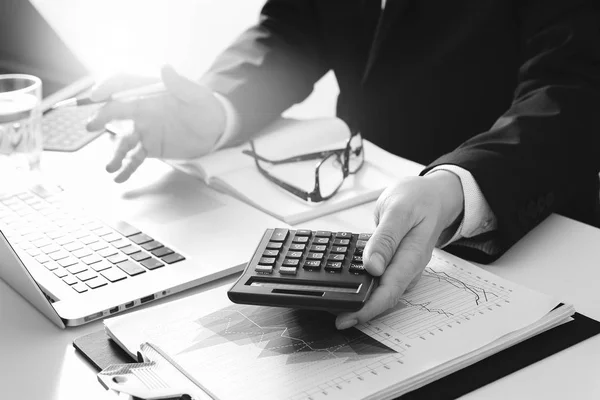 Geschäftsmann Hand arbeitet mit Finanzen über Kosten und Taschenrechner — Stockfoto