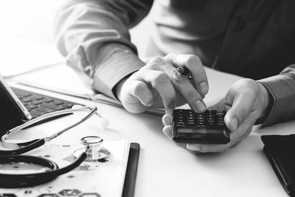 Gesundheitskosten und Honorarkonzept. Hand des smarten Arztes verwendet eine ca. — Stockfoto