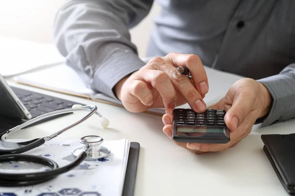 Gesundheitskosten und Honorarkonzept. Hand des smarten Arztes verwendet eine ca. — Stockfoto