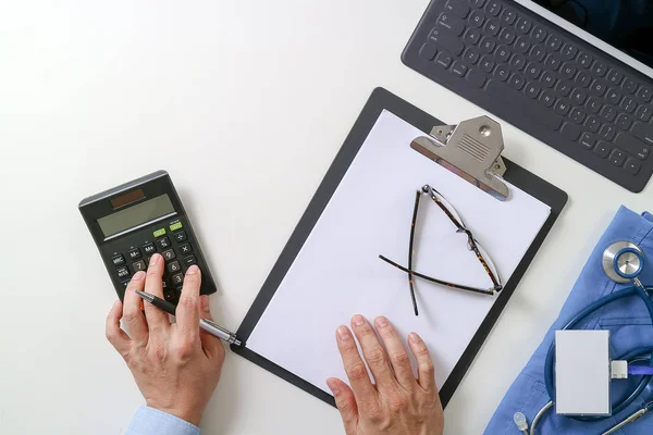 Von oben über das Konzept der Gesundheitskosten und -gebühren. — Stockfoto