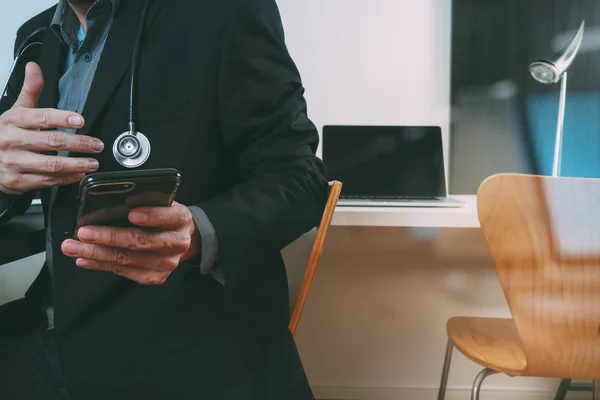 Smarter Arzt arbeitet mit Smartphone und digitalem Tablet — Stockfoto