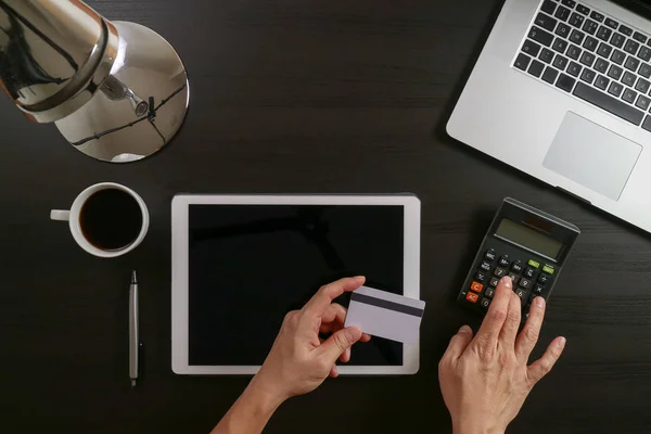 Concepção de compras na Internet.Vista superior das mãos trabalhando com laptop — Fotografia de Stock