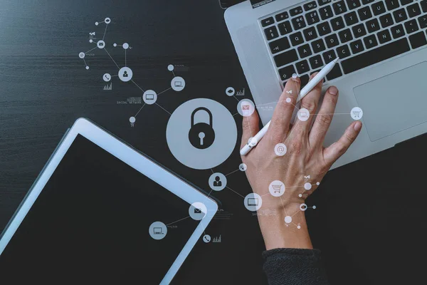 Cyber keamanan internet dan networking concept.Businessman hand — Stok Foto