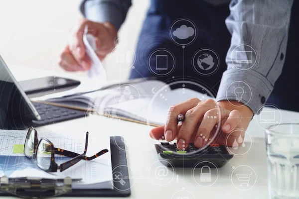 Zakenman hand werken met Financiën over kosten en calculator — Stockfoto