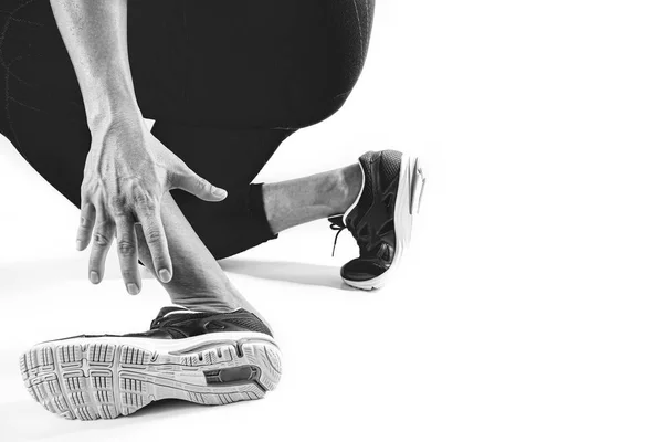 Deportista corredor sosteniendo el tobillo con dolor con articulación torcida rota — Foto de Stock