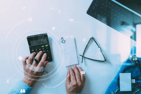 Ovanifrån av hälso-kostnader och avgifter koncept. Hand av smart läkaren — Stockfoto