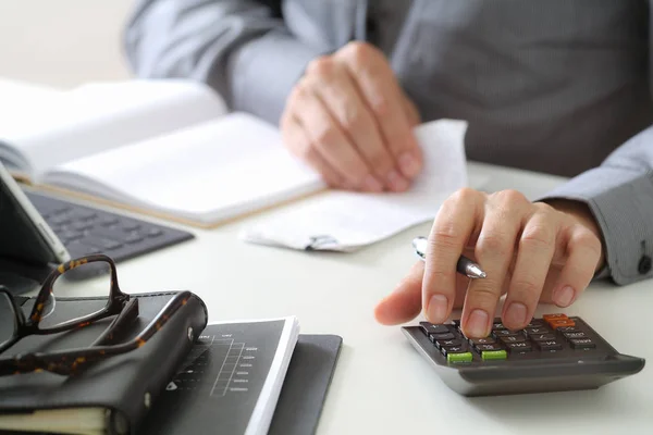 Hombre de negocios mano trabajando con las finanzas sobre el costo y la calculadora — Foto de Stock