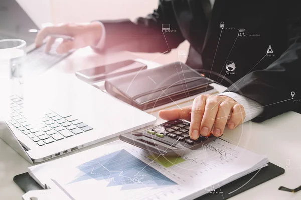 Homem de negócios mão trabalhando com finanças sobre custo e calculadora — Fotografia de Stock