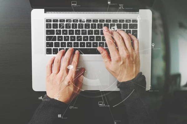 Vista superior del hombre de negocios tecleo teclado con ordenador portátil en — Foto de Stock