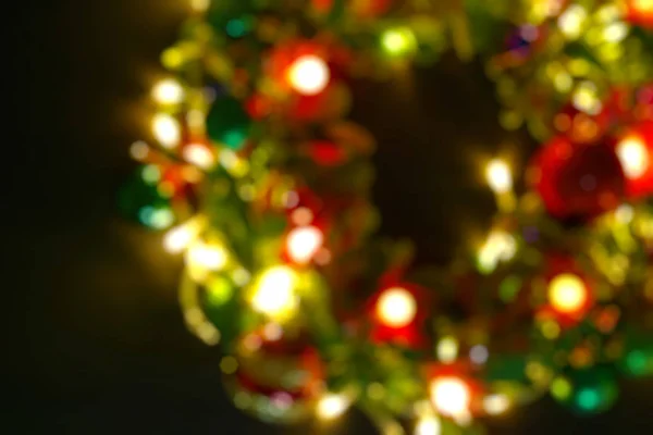 Concepto de temporada de saludos. Guirnalda de Navidad desenfoque con li decorativo — Foto de Stock