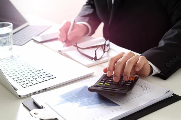 Pengusaha tangan yang bekerja dengan keuangan tentang biaya dan kalkulator — Stok Foto
