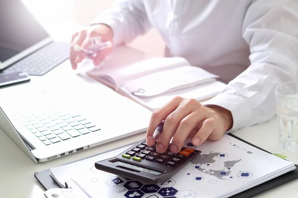 Costos de atención médica y concepto de honorarios. Mano de médico inteligente utiliza una ca — Foto de Stock